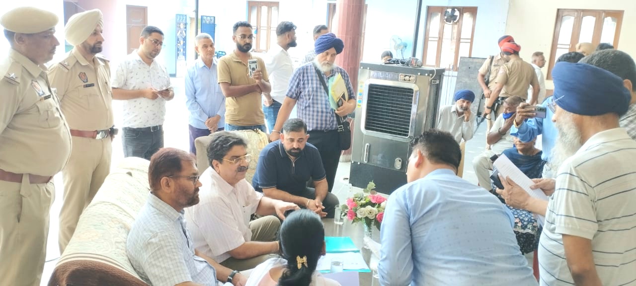 The Deputy Commissioner heard the problems by setting up a camp under the 'Sarkar Aapke Duyar'
